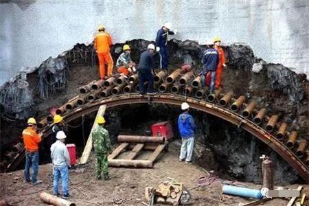河东隧道钢花管支护案例